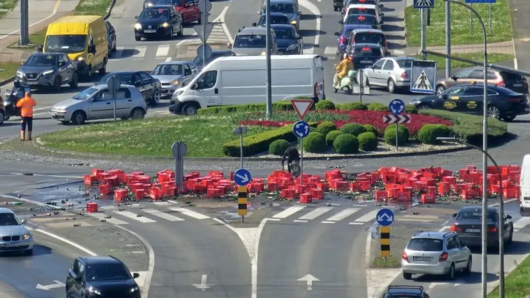 Pogledajte kaos u Karlovcu! Iz kamiona ispalo stotinu gajbi piva: Policija sprječavala građane da kradu