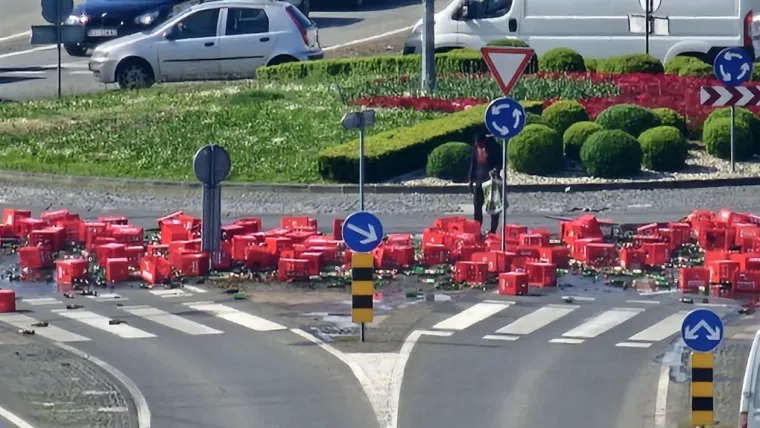 Pogledajte kaos u Karlovcu! Iz kamiona ispalo stotinu gajbi piva: Policija sprječavala građane da kradu