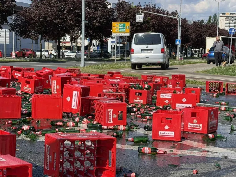 Pogledajte kaos u Karlovcu! Iz kamiona ispalo stotinu gajbi piva: Policija sprječavala građane da kradu