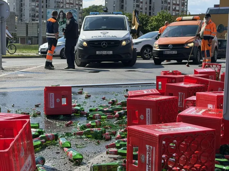 Pogledajte kaos u Karlovcu! Iz kamiona ispalo stotinu gajbi piva: Policija sprječavala građane da kradu