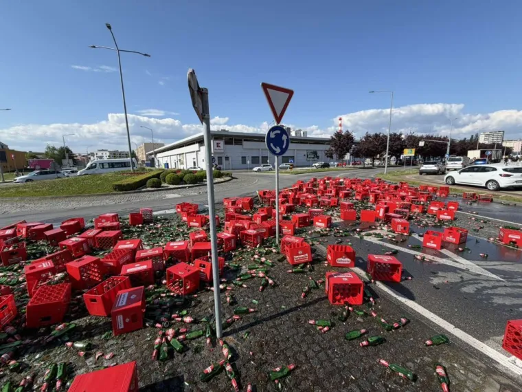 Pogledajte kaos u Karlovcu! Iz kamiona ispalo stotinu gajbi piva: Policija sprječavala građane da kradu