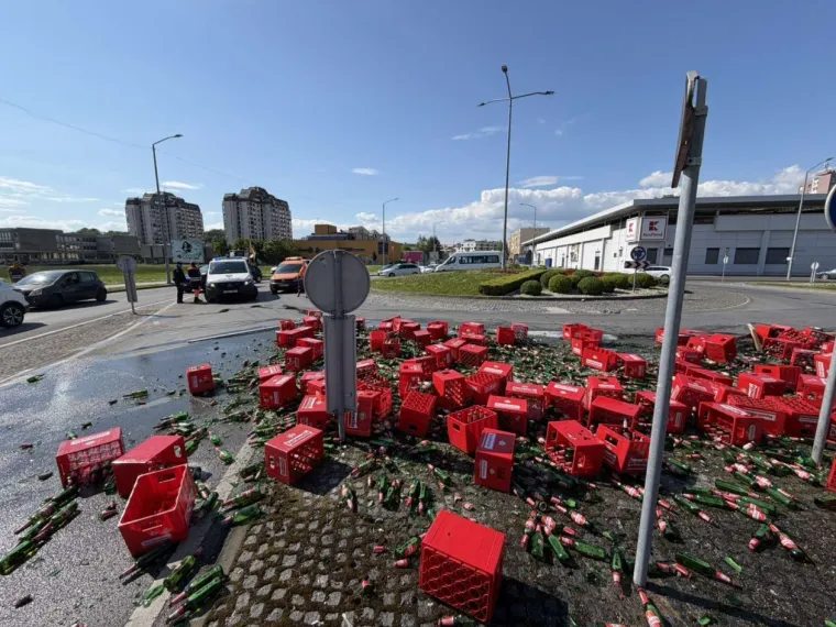 Pogledajte kaos u Karlovcu! Iz kamiona ispalo stotinu gajbi piva: Policija sprječavala građane da kradu