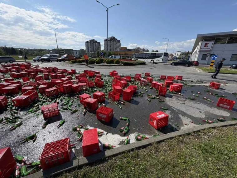 Pogledajte kaos u Karlovcu! Iz kamiona ispalo stotinu gajbi piva: Policija sprječavala građane da kradu
