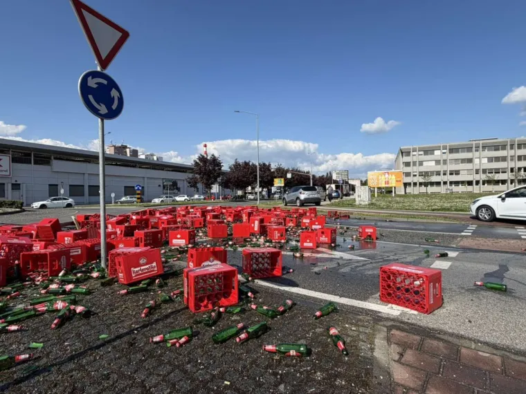 Pogledajte kaos u Karlovcu! Iz kamiona ispalo stotinu gajbi piva: Policija sprječavala građane da kradu