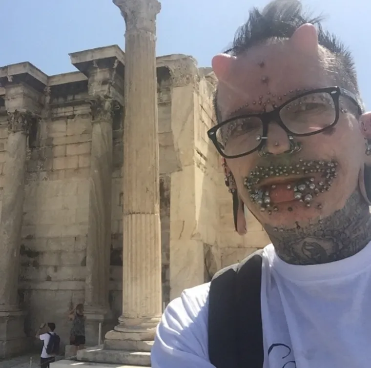 Crne oči, rogovi i stotine piercinga na tijelu: Zbog njegovog izgleda ljudi ga nazivaju vragom