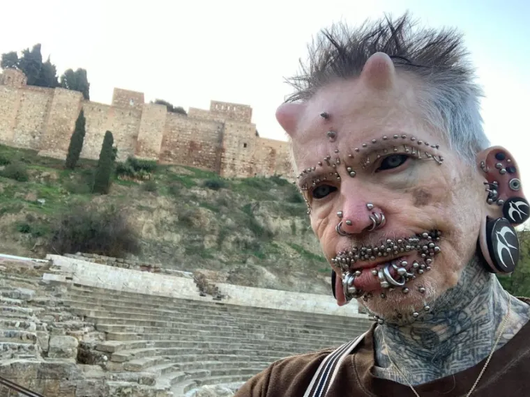 Crne oči, rogovi i stotine piercinga na tijelu: Zbog njegovog izgleda ljudi ga nazivaju vragom