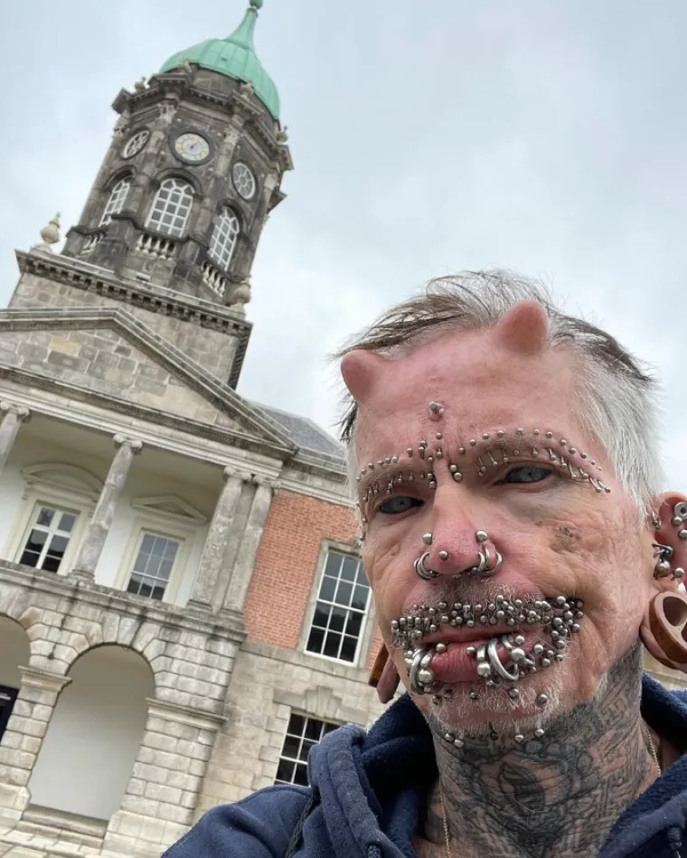 Crne oči, rogovi i stotine piercinga na tijelu: Zbog njegovog izgleda ljudi ga nazivaju vragom