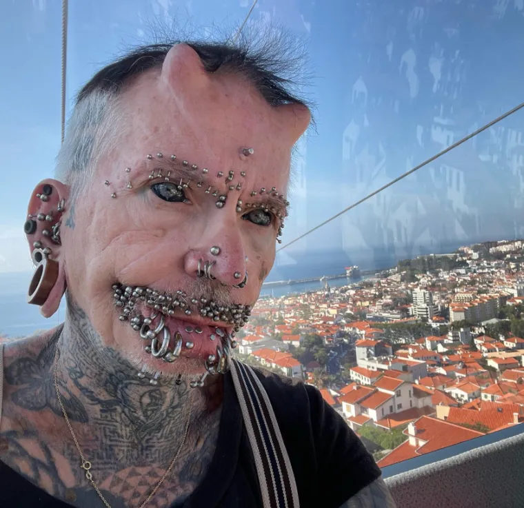 Crne oči, rogovi i stotine piercinga na tijelu: Zbog njegovog izgleda ljudi ga nazivaju vragom