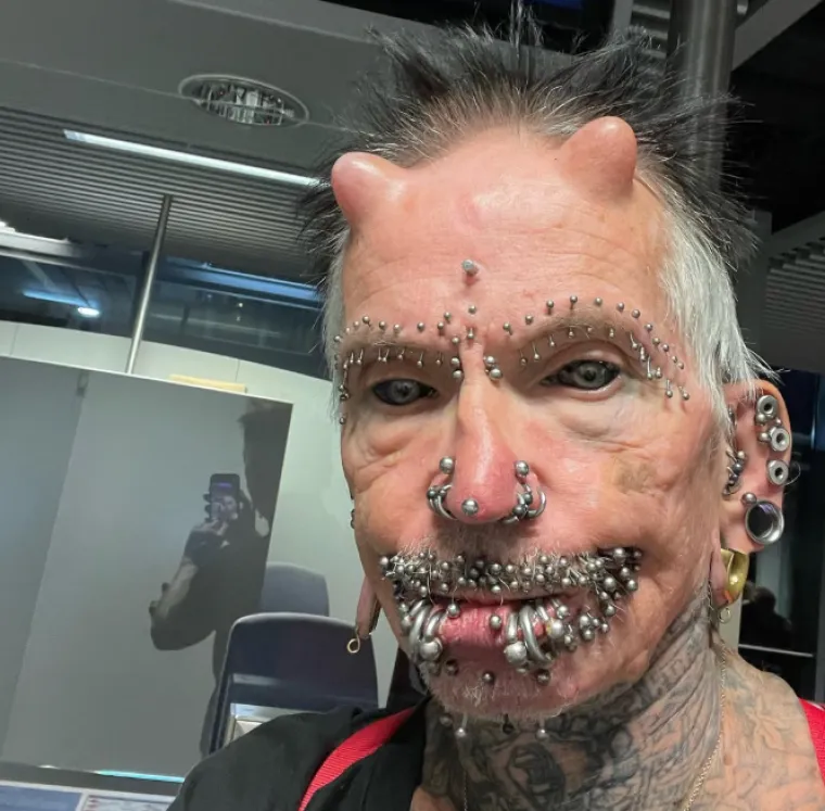 Crne oči, rogovi i stotine piercinga na tijelu: Zbog njegovog izgleda ljudi ga nazivaju vragom