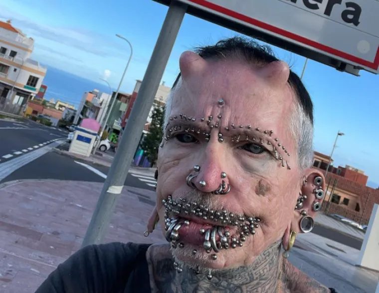 Crne oči, rogovi i stotine piercinga na tijelu: Zbog njegovog izgleda ljudi ga nazivaju vragom