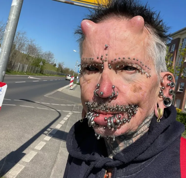 Crne oči, rogovi i stotine piercinga na tijelu: Zbog njegovog izgleda ljudi ga nazivaju vragom