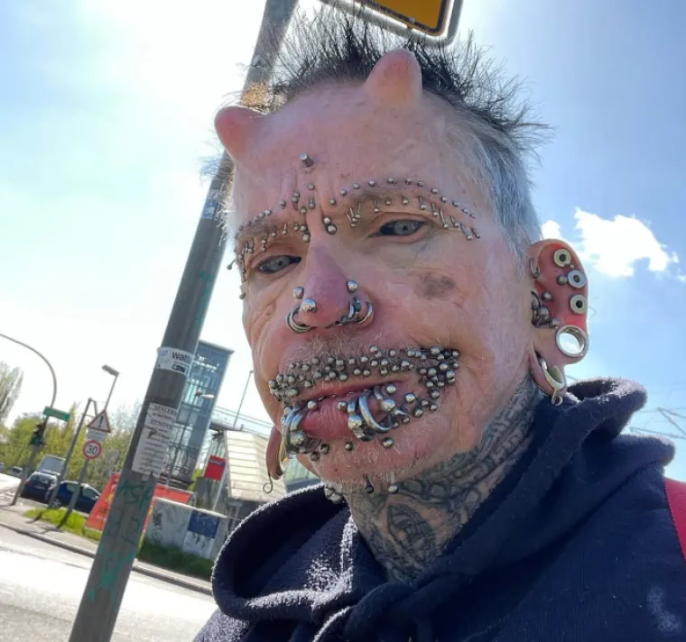 Crne oči, rogovi i stotine piercinga na tijelu: Zbog njegovog izgleda ljudi ga nazivaju vragom