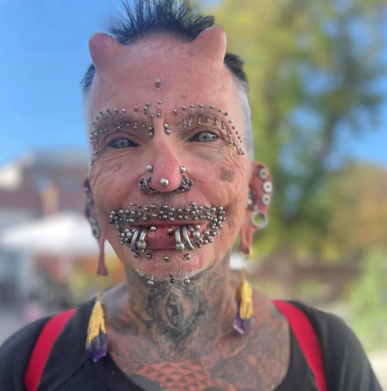 Crne oči, rogovi i stotine piercinga na tijelu: Zbog njegovog izgleda ljudi ga nazivaju vragom