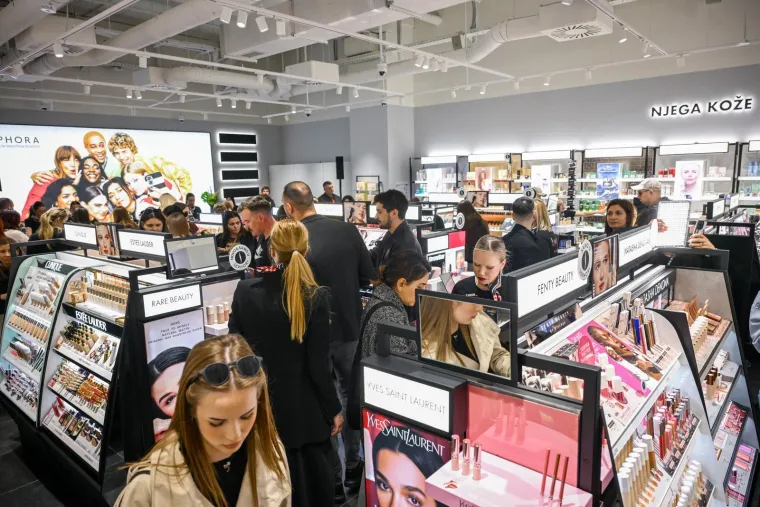 Totalni kaos i odu&scaron;evljenje: Sephora napokon otvorena, pogledajte fotografije