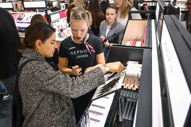 Totalni kaos i odu&scaron;evljenje: Sephora napokon otvorena, pogledajte fotografije