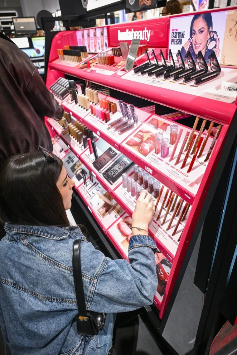 Totalni kaos i odu&scaron;evljenje: Sephora napokon otvorena, pogledajte fotografije