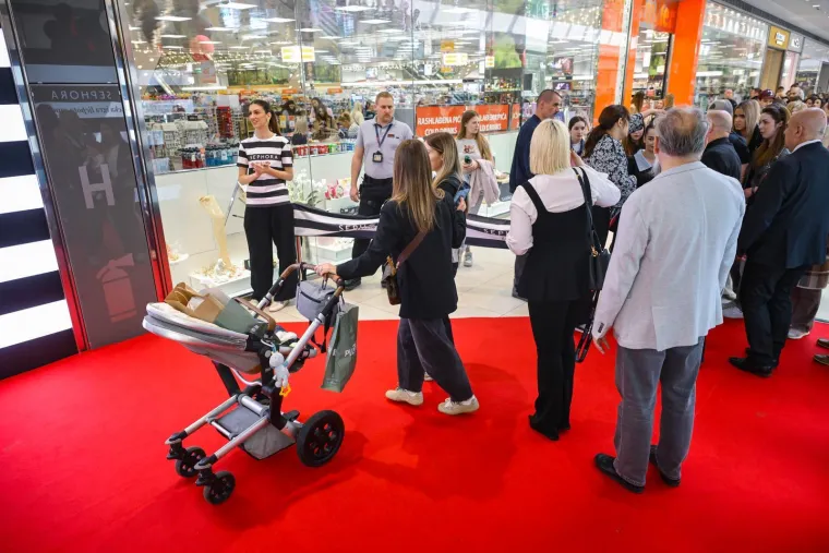 Totalni kaos i odu&scaron;evljenje: Sephora napokon otvorena, pogledajte fotografije