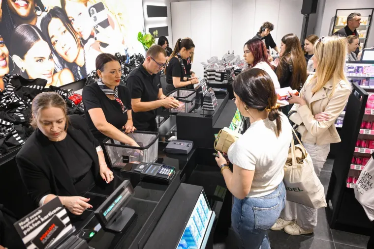 Totalni kaos i odu&scaron;evljenje: Sephora napokon otvorena, pogledajte fotografije