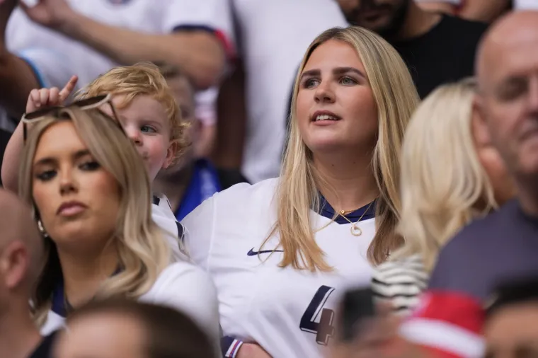 Djevojka zvijezde Arsenala na udaru zbog izgleda, Tudor svjedočio sramoti: 'Kako može&scaron; biti s njom'