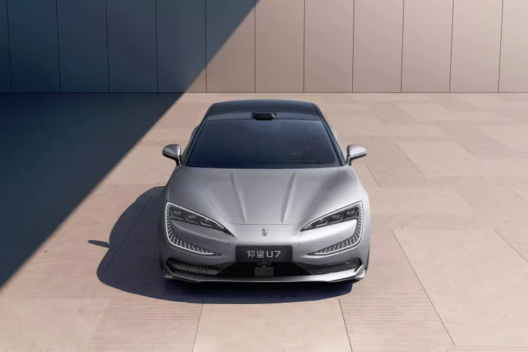 Ovaj automobil je ponizio konkurenciju! Ima 1300 KS, okreće se u mjestu, a pogledajte cijenu