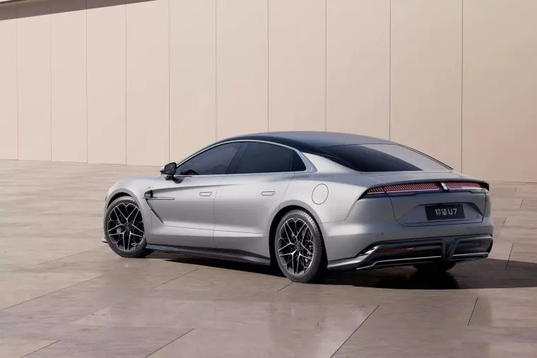 Ovaj automobil je ponizio konkurenciju! Ima 1300 KS, okreće se u mjestu, a pogledajte cijenu