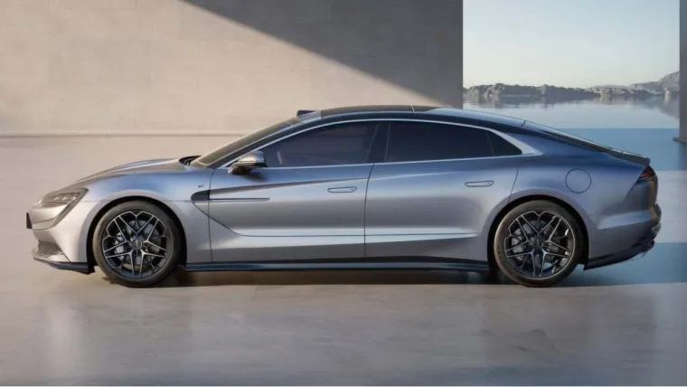 Ovaj automobil je ponizio konkurenciju! Ima 1300 KS, okreće se u mjestu, a pogledajte cijenu