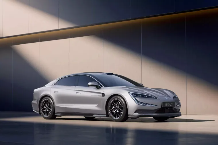 Ovaj automobil je ponizio konkurenciju! Ima 1300 KS, okreće se u mjestu, a pogledajte cijenu