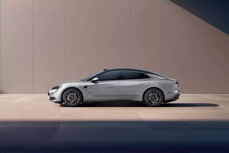 Ovaj automobil je ponizio konkurenciju! Ima 1300 KS, okreće se u mjestu, a pogledajte cijenu