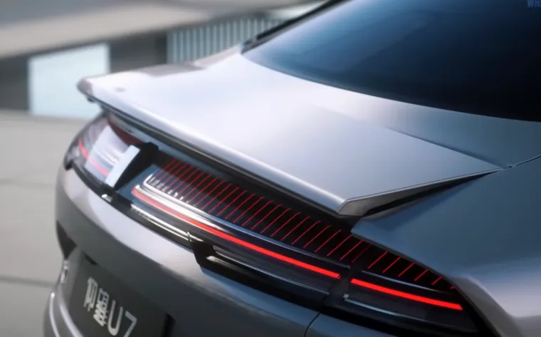 Ovaj automobil je ponizio konkurenciju! Ima 1300 KS, okreće se u mjestu, a pogledajte cijenu