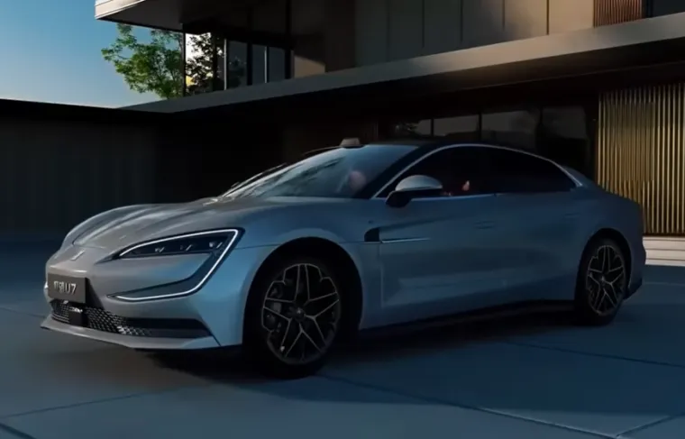 Ovaj automobil je ponizio konkurenciju! Ima 1300 KS, okreće se u mjestu, a pogledajte cijenu