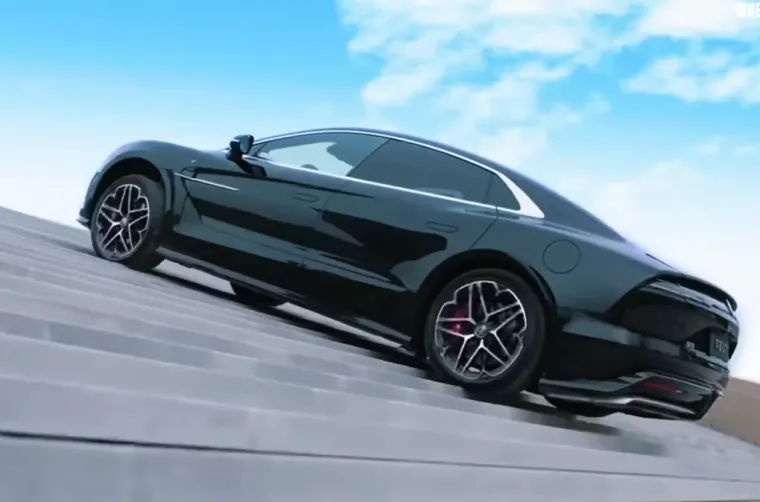 Ovaj automobil je ponizio konkurenciju! Ima 1300 KS, okreće se u mjestu, a pogledajte cijenu