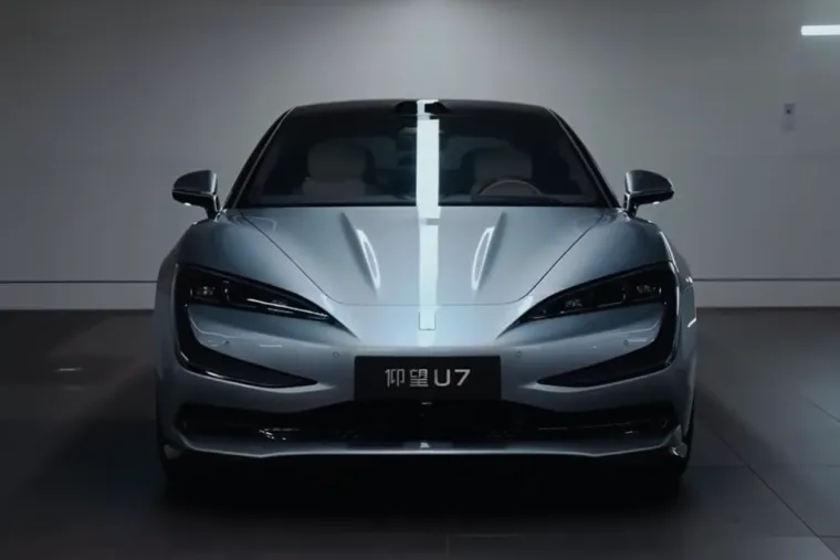 Ovaj automobil je ponizio konkurenciju! Ima 1300 KS, okreće se u mjestu, a pogledajte cijenu