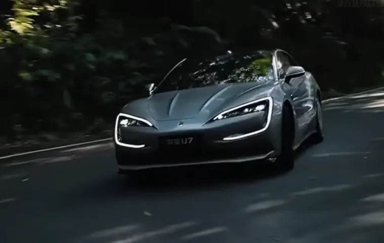 Ovaj automobil je ponizio konkurenciju! Ima 1300 KS, okreće se u mjestu, a pogledajte cijenu