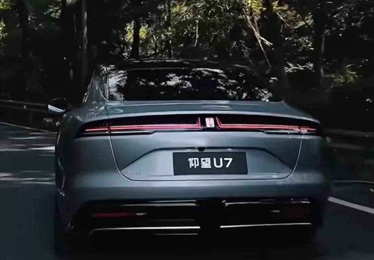 Ovaj automobil je ponizio konkurenciju! Ima 1300 KS, okreće se u mjestu, a pogledajte cijenu