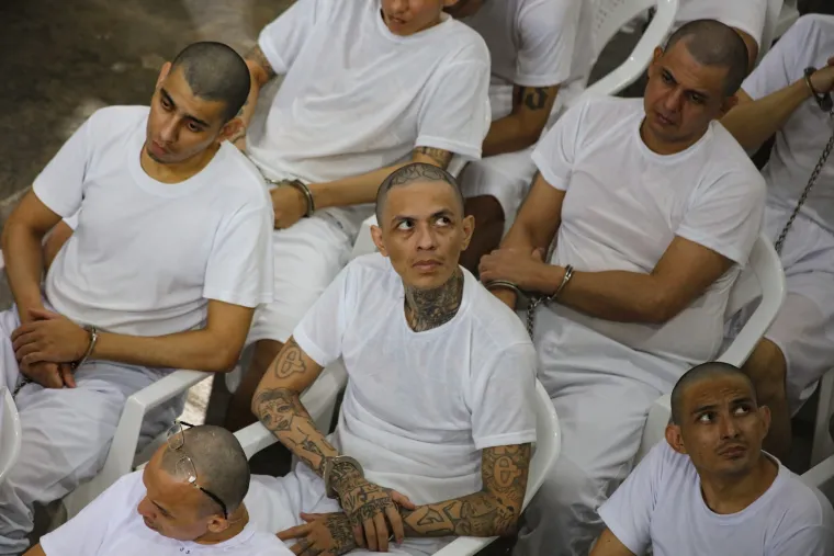 Povijesno masovno suđenje u El Salvadoru: Oslikani od glave do pete tjeraju strah u kosti