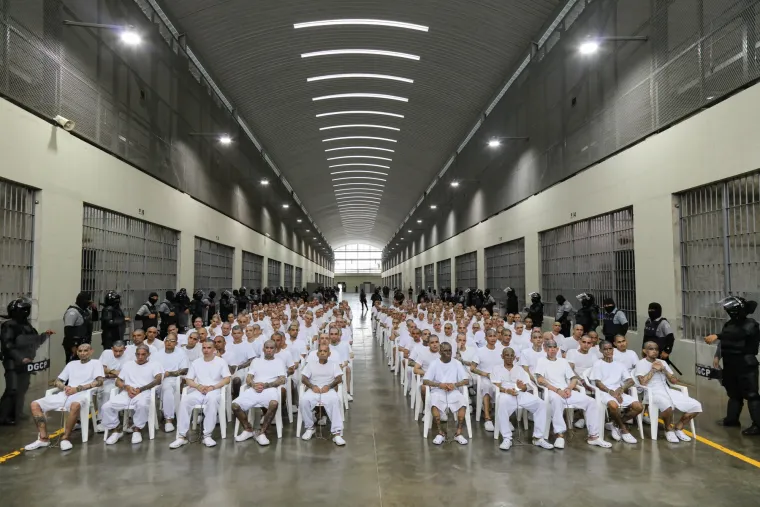 Povijesno masovno suđenje u El Salvadoru: Oslikani od glave do pete tjeraju strah u kosti