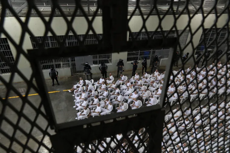 Povijesno masovno suđenje u El Salvadoru: Oslikani od glave do pete tjeraju strah u kosti