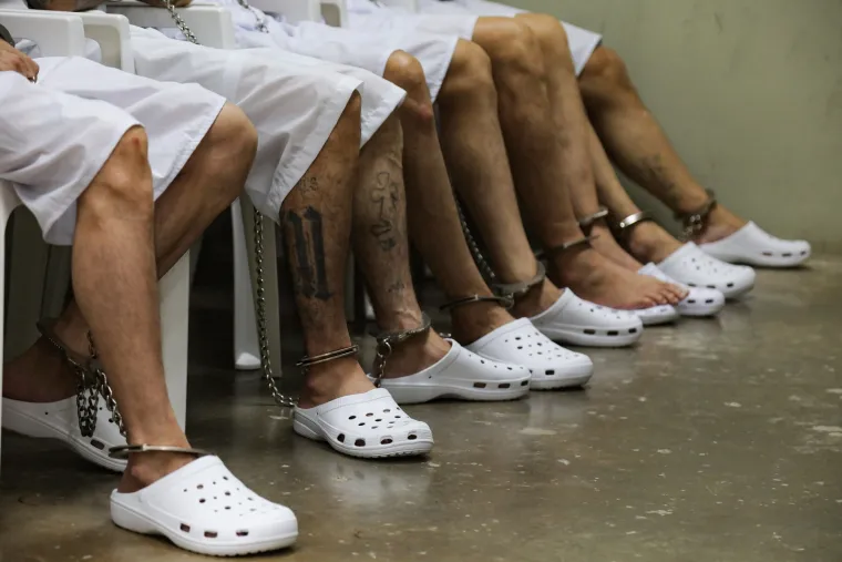 Povijesno masovno suđenje u El Salvadoru: Oslikani od glave do pete tjeraju strah u kosti