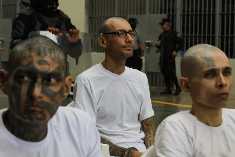 Povijesno masovno suđenje u El Salvadoru: Oslikani od glave do pete tjeraju strah u kosti