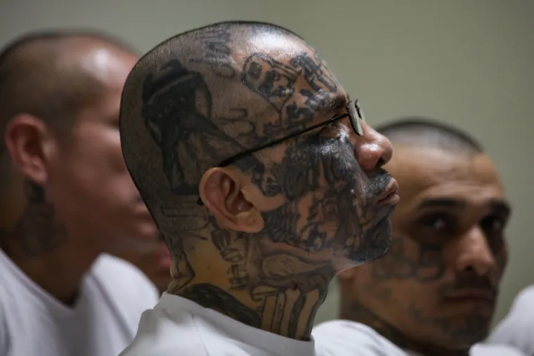 Povijesno masovno suđenje u El Salvadoru: Oslikani od glave do pete tjeraju strah u kosti