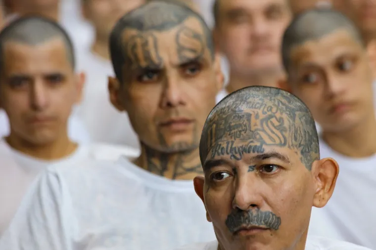 Povijesno masovno suđenje u El Salvadoru: Oslikani od glave do pete tjeraju strah u kosti