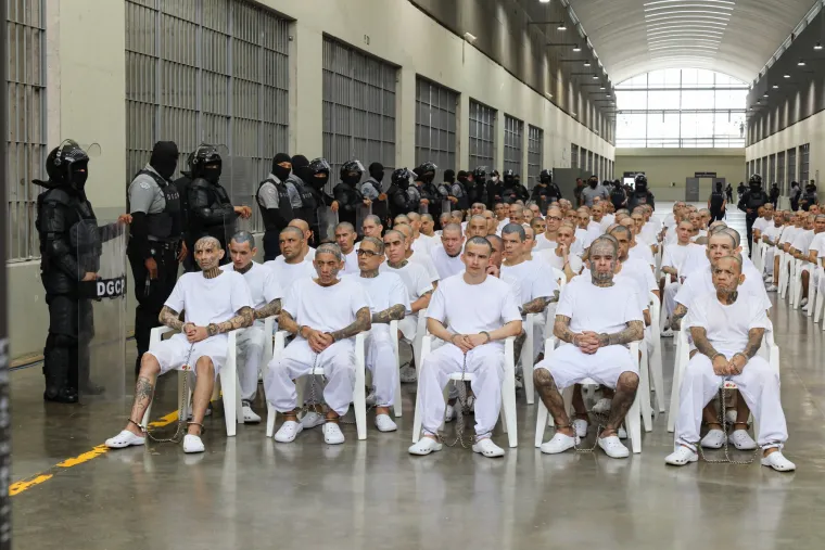 Povijesno masovno suđenje u El Salvadoru: Oslikani od glave do pete tjeraju strah u kosti