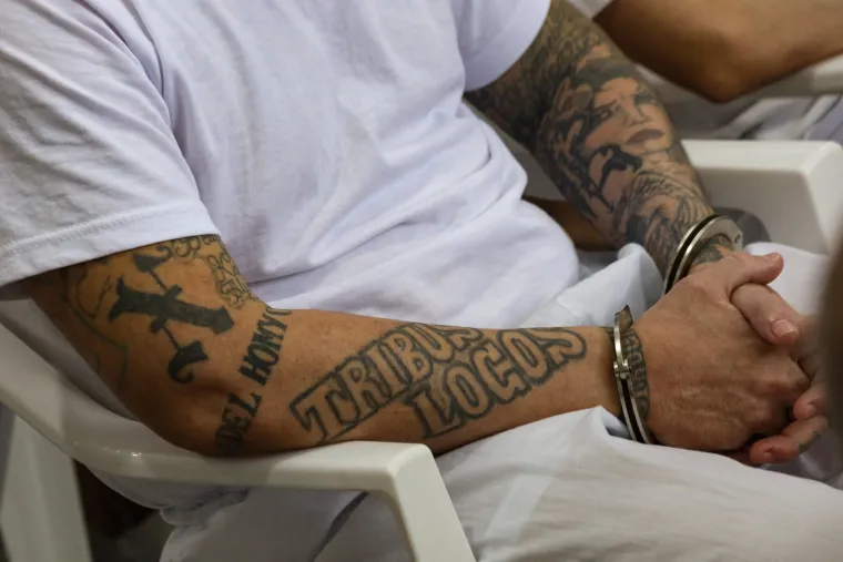 Povijesno masovno suđenje u El Salvadoru: Oslikani od glave do pete tjeraju strah u kosti