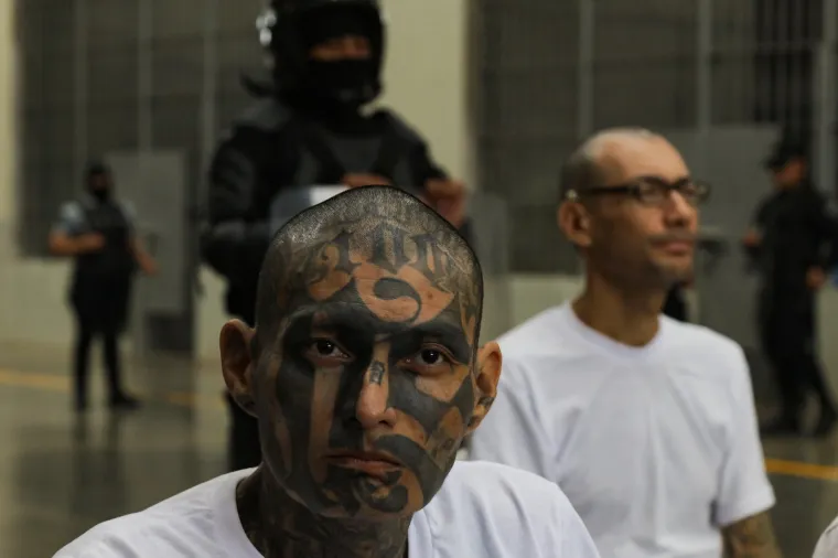 Povijesno masovno suđenje u El Salvadoru: Oslikani od glave do pete tjeraju strah u kosti