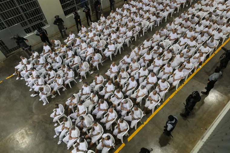 Povijesno masovno suđenje u El Salvadoru: Oslikani od glave do pete tjeraju strah u kosti