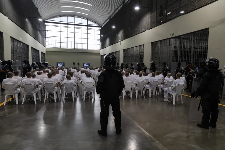 Povijesno masovno suđenje u El Salvadoru: Oslikani od glave do pete tjeraju strah u kosti