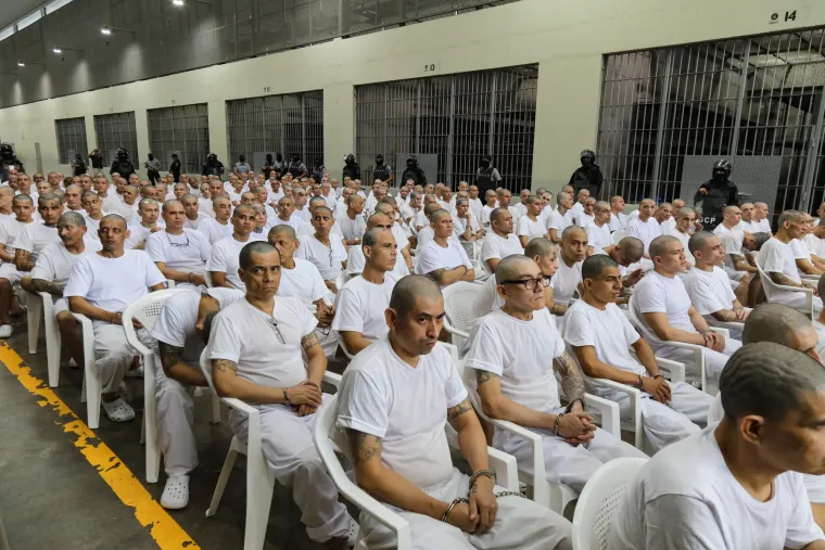 Povijesno masovno suđenje u El Salvadoru: Oslikani od glave do pete tjeraju strah u kosti