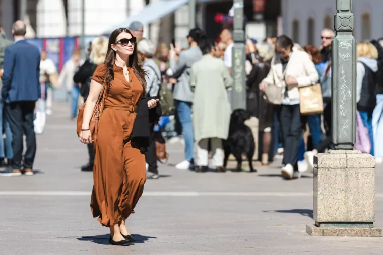 Mini suknje zavladale riječkim Korzom: Vitke noge lijepih dama ukrale sve poglede