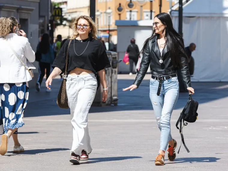 Mini suknje zavladale riječkim Korzom: Vitke noge lijepih dama ukrale sve poglede