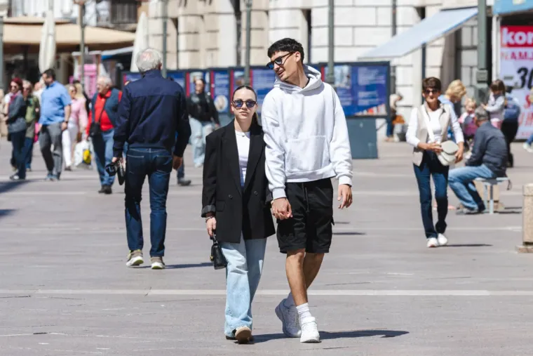 Mini suknje zavladale riječkim Korzom: Vitke noge lijepih dama ukrale sve poglede